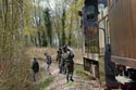 les visiteurs de la journée d'information découvrent le camp