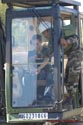 un participant à la séance d'information s'essaye à la conduite d'une pelleteuse